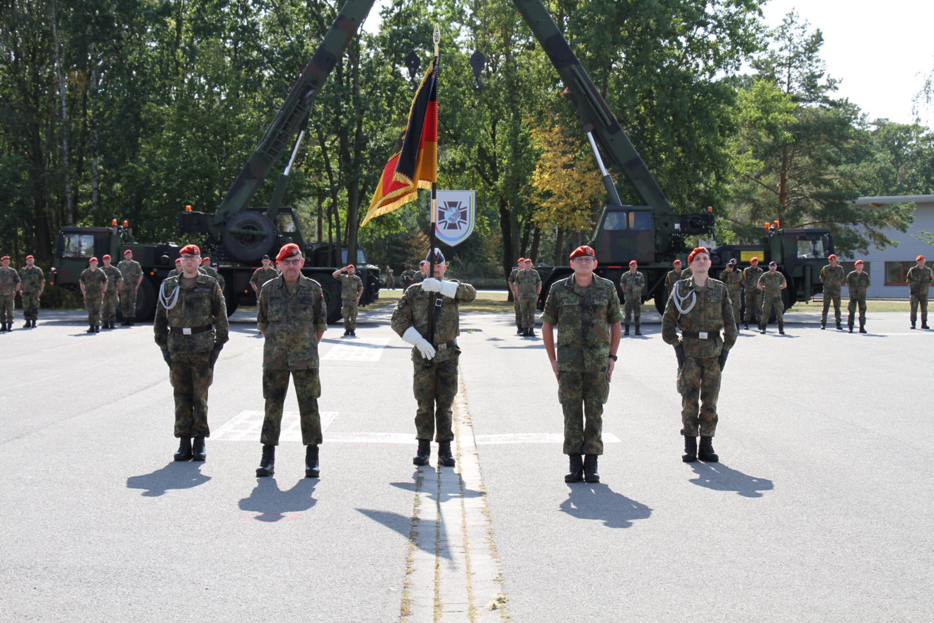 Aufstellung Logistikregiment 1 In Burg Am 24. September 2020 – Blauer ...