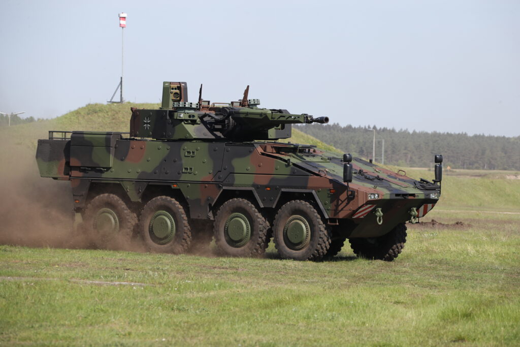 Das am 02. Mai 2024 in Unterlüß vorgestellte Referenzfahrzeug des "Schweren Waf-fenträgers Infanterie" in Bewegung. - Blauer Bund