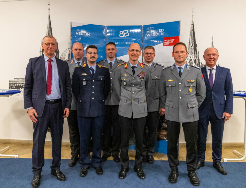 Der neue Bundesvorstand: Vizepräsident Oberst a.D. Thomas Moennikhoff, Beisitzer Oberstlt Normen Willared, Schatzmeister Hptm Stefan Löffler, Schriftführer Olt Alexander Schwickert, Präsident GenMaj Jochen Deuer, Beisitzer Oberstlt Hanno Kniffka, stv Schatzmeister Joerg Eutin und stv Schriftführer StHptm a.D. Frank Buerschaper. blauer Bund