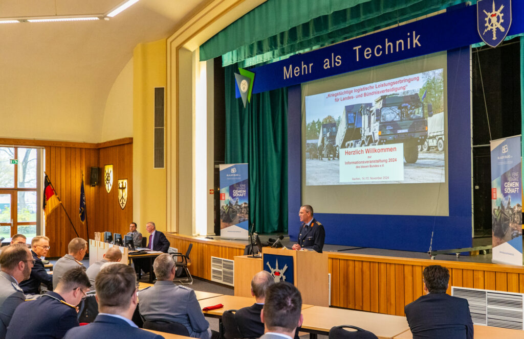 Der ehemalige Präsident des Blauer Bund e.V., GenLt Gerald Funke, begrüßt die Teilnehmenden der Informationsveranstaltung in Aachen. Blauer Bund