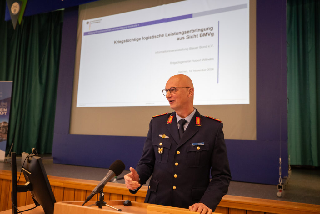 Brigadegeneral Robert Wilhelm, Unterabteilungsleiter EBU II im BMVg, zur ministeriellen Sichtweise zur kriegstüchtigen logistischen Leistungserbringung. Blauer Bund