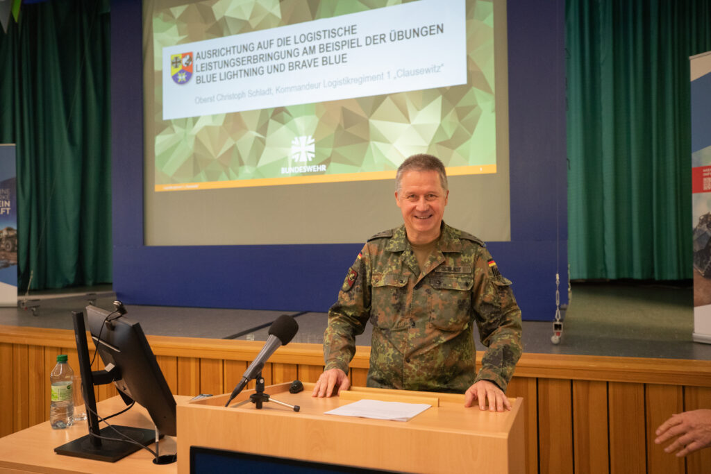 Oberst Christoph Schladt, Kommandeur Logistikregiment 1 „Clausewitz“, zur Ausrichtung der logistischen Leistungserbringung am Beispiel der Übungen BLUE LIGHTNING und BRAVE BLUE. Blauer Bund