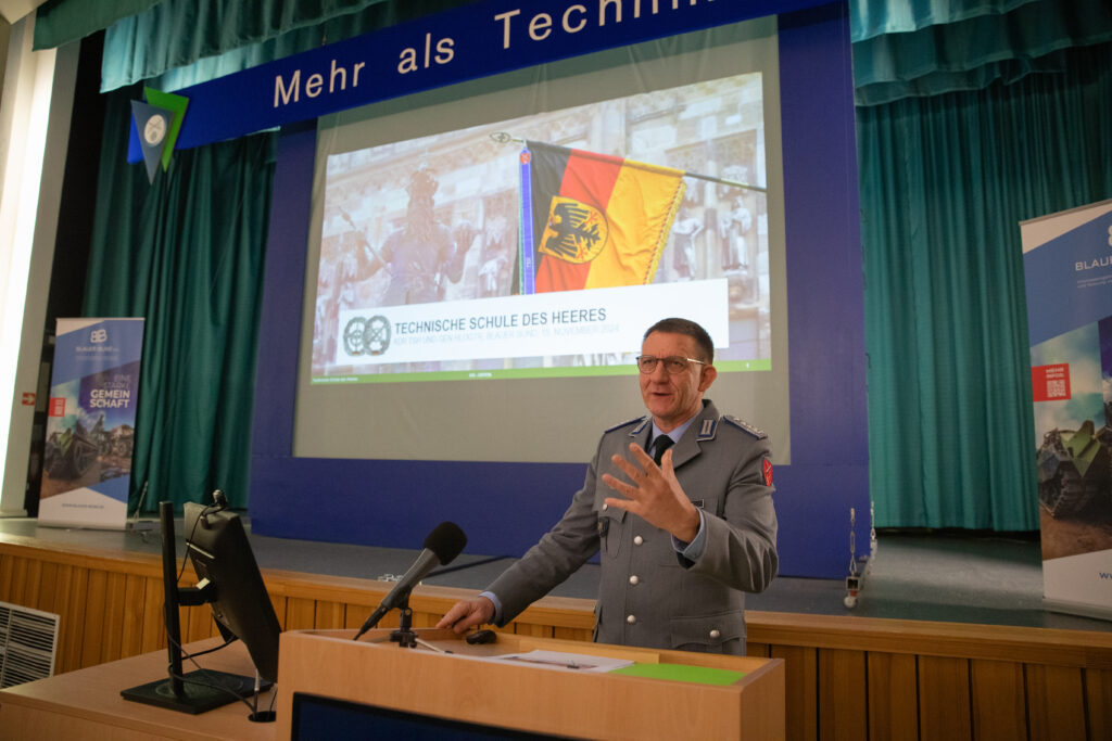 Oberst Stephan Kurjahn, Kommandeur der TSH und General der Heereslogistiktruppen, informierte über Aktuelles aus der TSH. Blauer Bund