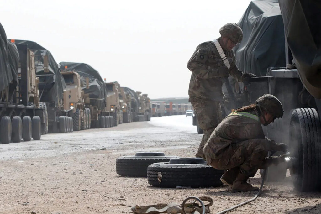 Soldiers with the 24th Composite Truck Company and Task Force Spartan work together to change tires on an M1000 Heavy Equipment Transporter semitrailer 24 December 2021 during Operation Provider Caravan in Saudi Arabia. Blauer Bund